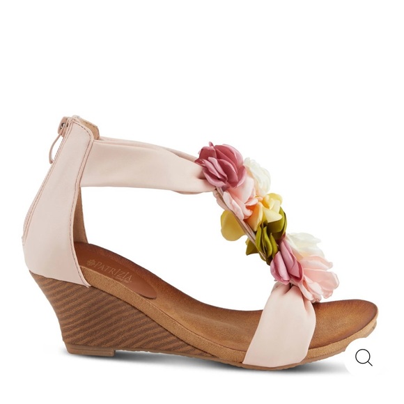 Feminine flirty wedge sandals—perfect for summer! - Picture 7 of 12